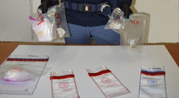 Grottammare, lo zaino carico di cocaina passa di mano davanti ai poliziotti appostati: presi i pusher albanesi