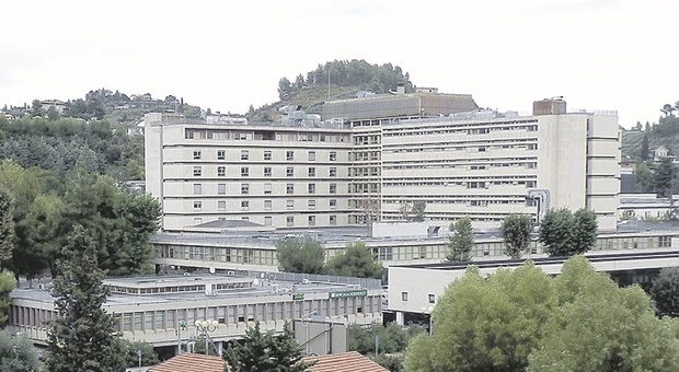 Ascoli, trasferimenti e nuovi ricoveri Covid: ospedali del Piceno al limite, i posti letto stanno finendo