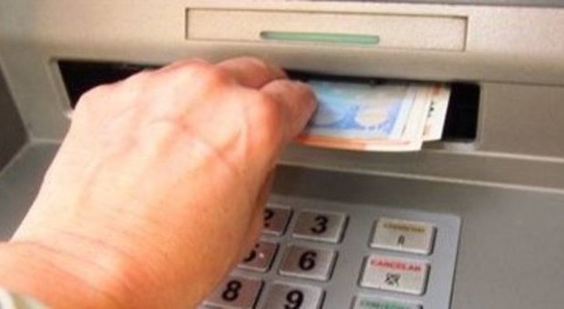 Euro falsi dal bancomat Donna finisce nei guai