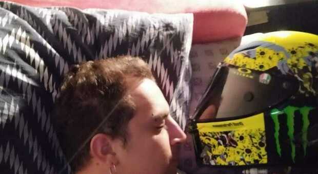 Michele, tifoso residente a Fabriano, dorme sonni d'oro con il casco di Valentino Rossi