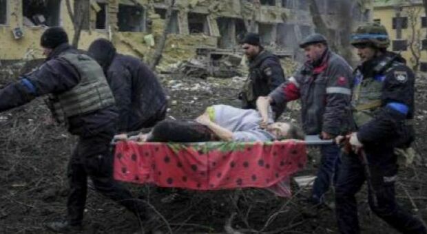 Morta la donna incinta fotografata dopo il bombardamento dell'ospedale pediatrico. Anche il bimbo non ce l'ha fatta