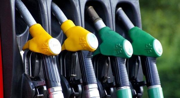 Carburanti, i prezzi tornano a salire: aumenti per benzina, diesel