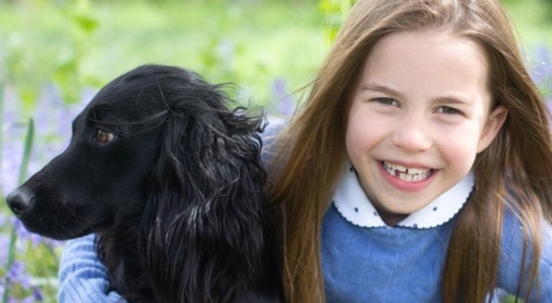 Charlotte di Cambridge compie 7 anni, le foto scattate da mamma Kate Middleton: «È uguale»