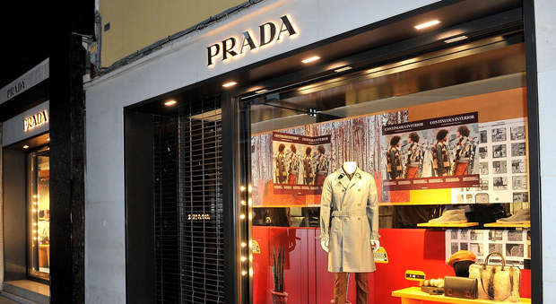Colpo grosso da Prada, giacca da 50.00 euro sfilata dal manichino e rubata