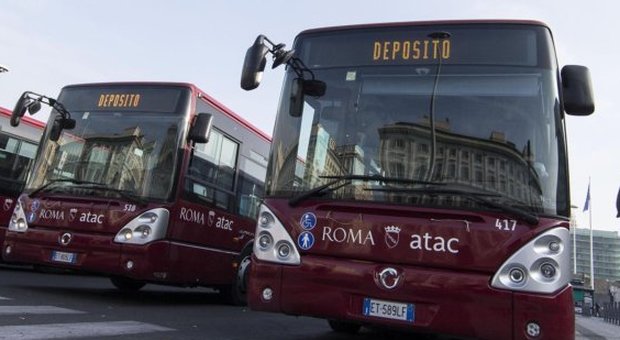 Roma, autista insultato e picchiato da due ragazzi: «Era in ritardo»