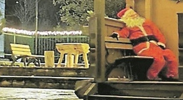 Bolognola, rubato e mai ritrovato il Babbo Natale re dei selfie: «Indagini in corso, tornerà sulla panchina»