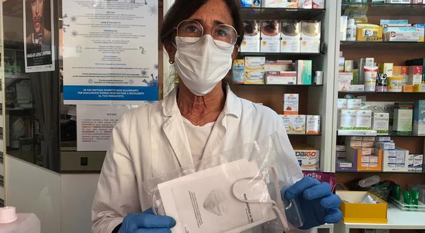 Maria Ludovica Ferranti, titolare della farmacia Dell Orologio di piazza Roma, con una mascherina lavabile