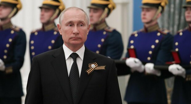 Putin, i generali potrebbero ucciderlo e inscenare un infarto. L'esperto: «Troppo morbido con l'Ucraina»
