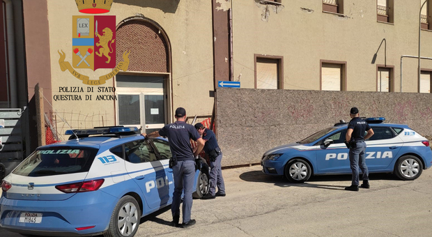 Eroina e arnesi da scasso tra gli abusivi: retata all'ex Hotel Marche a Senigallia, cinque denunciati