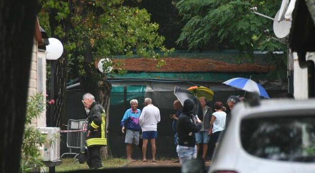 Marina di Massa, albero cade su tenda campeggio: morta bambina di 3 anni, era in vacanza con la famiglia. Grave la sorella 14enne