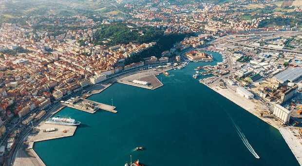 Una panoramica del porto di Ancona