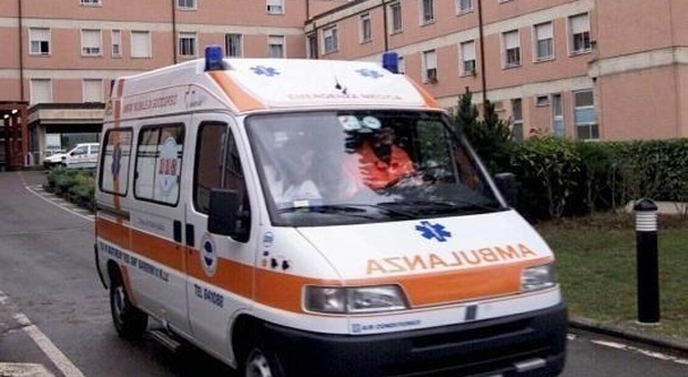 Ragazzina cade durante l'ora di ginnastica, portata in ospedale