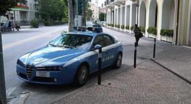 Ancona, giovane aggredisce gli agenti e prende a calci un'ambulanza