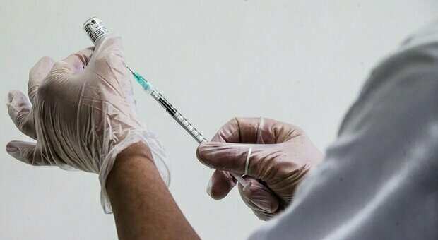 Vaccino Moderna unico contro Covid e influenza: «Grazie a Rna è l'inizio di una nuova era di farmaci»