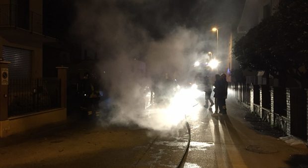 L'auto a fuoco la scorsa notte a Porto Potenza