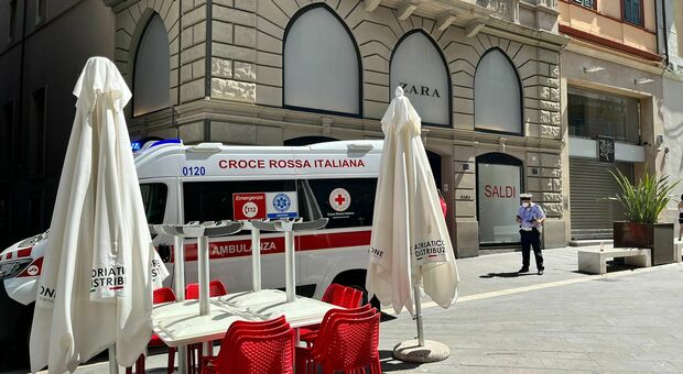 Caldo choc, shopping con il brivido ad Ancona: colpita da malore nel negozio, soccorsa una ragazza