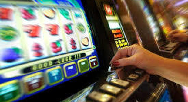 Fermo, litigio e botte da orbi per la slot machine, per fermare i duellanti serve la polizia