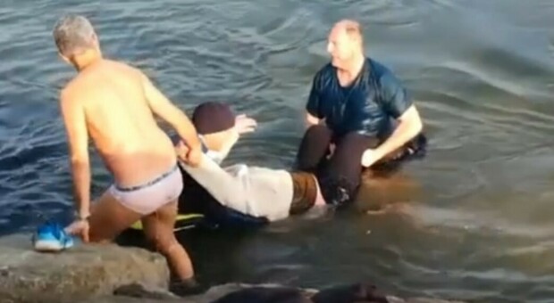 Imprenditore salva una donna che annega: «Mi sono gettato nel mare gelido, lo rifarei subito»