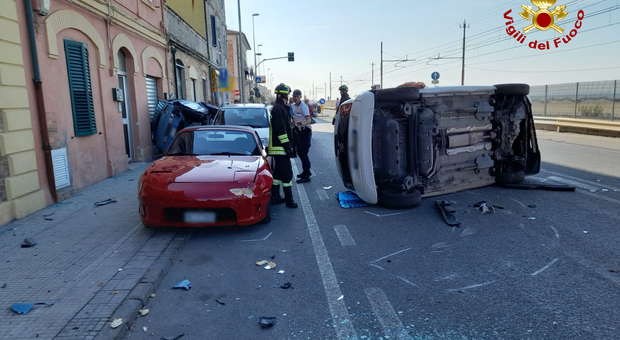 Ancona, incidente sulla Flaminia: perde il controllo dell'auto, tampona quattro veicoli e poi si ribalta