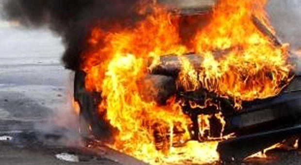 L'auto prende fuoco e viene divorata dalle fiamme, il conducente la lascia in strada e sparisce