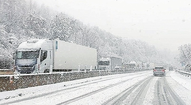 La prima nevicata manda subito in tilt la Statale 76: mezz'ora in coda per u camion intraversato