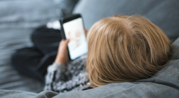 Fenomeno Vamping, allarme dei pediatri: adolescenti restano svegli tutta la notte connessi online