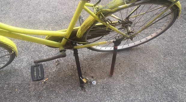 Civitanova, buca l'asfalto per blindare la sua bicicletta, ma arriva la multa