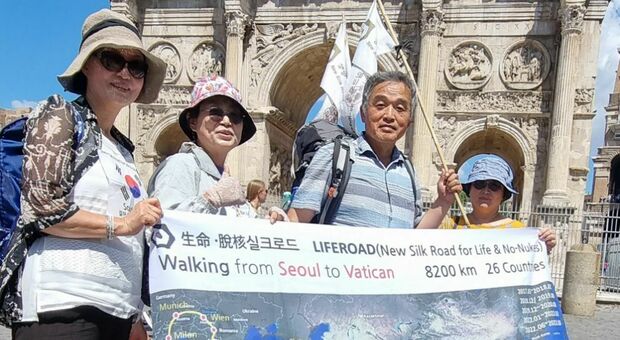 Won-Young Lee, dalla Corea del Sud a Roma a piedi: «Viaggio contro il nucleare. Nella Capitale per vedere il Papa»
