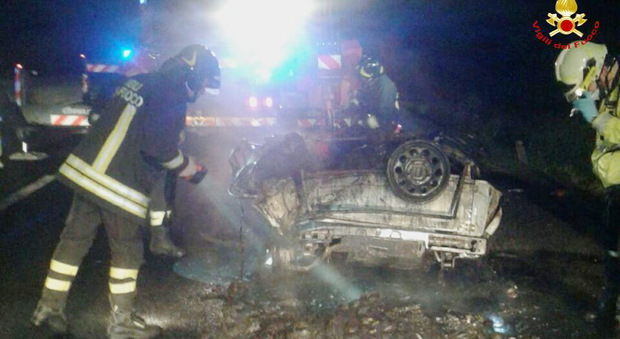 Schianto sulla A13, due morti carbonizzati nell'auto in fiamme