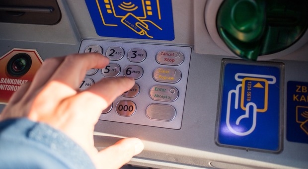 Passa davanti al bancomat che inizia a sputare in strada banconote da 50 euro (foto pixabay)