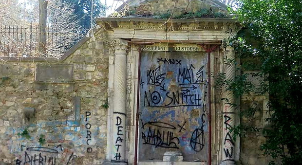 Ascoli, vandali scatenati nel cuore della città: deturpati i giardini Colucci