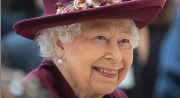 Elisabetta compie oggi 95 anni (da sola): Harry torna negli Usa, non ci saranno neanche Carlo e William