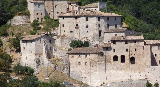 Le "notti romane" di Pievefavera Rocco e borgo arrampicati sul Chienti