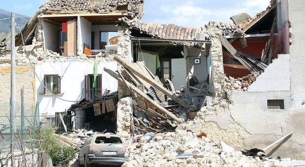 Saccheggio delle case distrutte al terremoto: arrestati cinque sciacalli