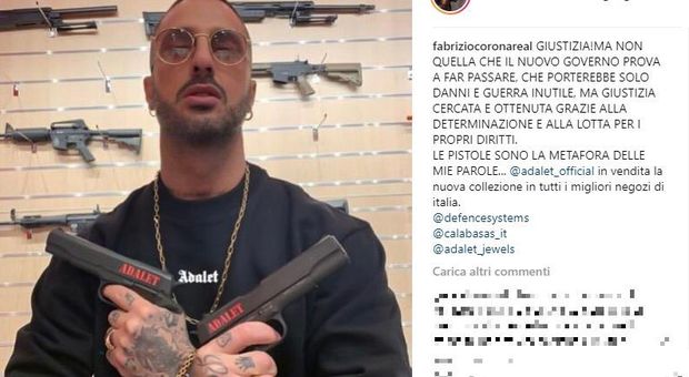 Fabrizio Corona e la foto choc con due pistole: «La giustizia va cercata e ottenuta». Il web si infuria