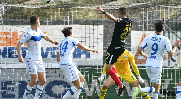 Un'occasione da rete per Eramo durante Ascoli-Brescia del girone di andata