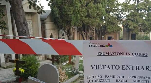 Al cimitero di Falconara sono iniziate le esumazioni