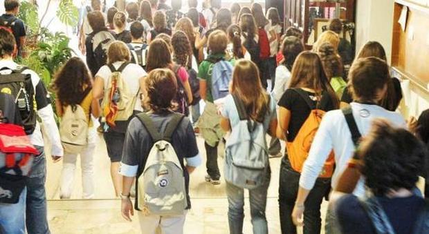 "Gli studenti delle medie non possono tornare a casa da soli": la circolare che divide l'Italia