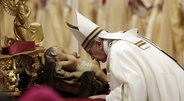 Il Papa alla messa di Natale: «Superare ingordigia ed egoismi, evitare il burrone della mondanità»