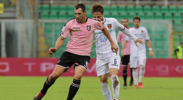 Palermo primo grazie a due gol nel finale. Spettacolo pure a Foggia