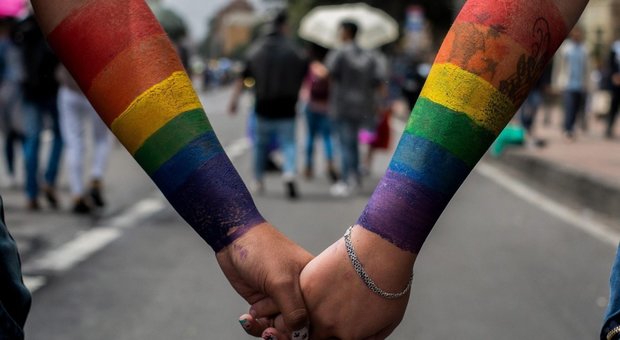 «Ti dò fuoco», coppia gay perseguitata: ogni giorno insulti e minacce con pale e bastoni