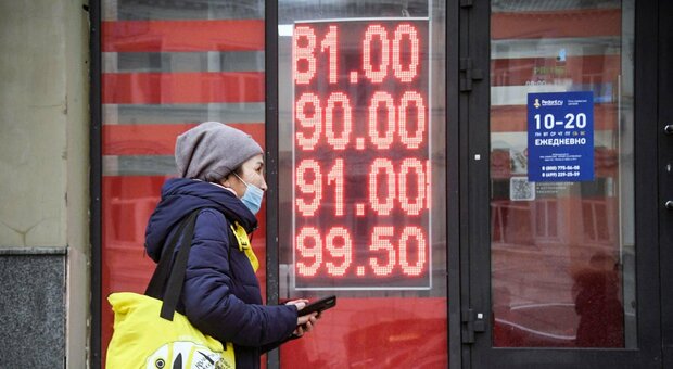 Ucraina, borse a picco: il rublo crolla al minimo storico (-30%)
