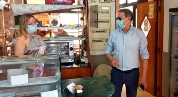 San Benedetto, la barista salva il cliente in arresto respiratorio con il massaggio cardiaco: il sindaco premia Barbara