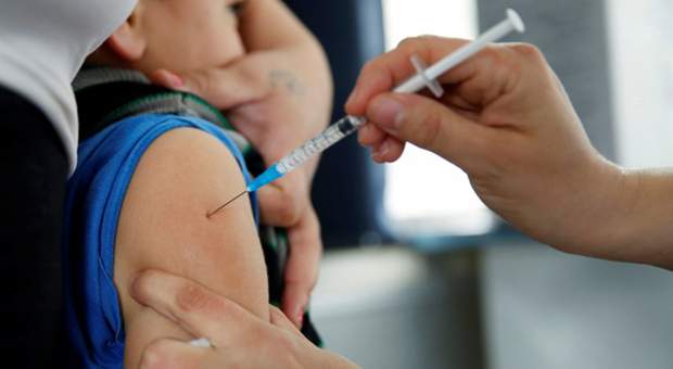 Vaccini ai bimbi, medico del Pesarese firmava falsi certificati: 21 genitori nel mirino della procura