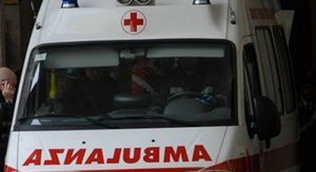 Ventenne cade dalla finestra di un albergo: è grave in ospedale