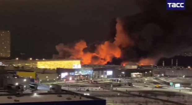 Russia, incendio in un centro commerciale: in fiamme oltre 18mila metri quadri