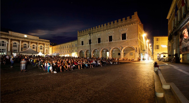 Uno spettacolo in piazza del Popolo a Pesaro che ad agosto ospiterà la Petite messe solennelle del Rof in omaggio alla città martire del Covid nelle Marche