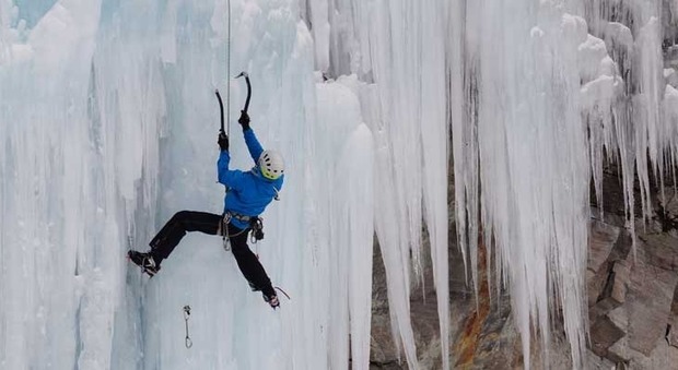 Crolla la cascata di ghiaccio Perdono la vita quattro scalatori