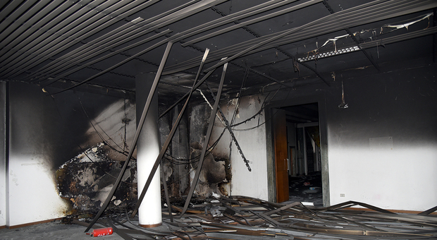 Danno fuoco all ex convitto Vittoria Colonna: abusivi nel grande edificio dell Inps