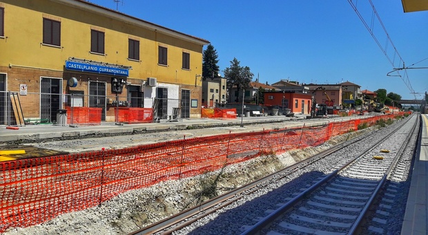 Il cantiere per il raddoppio della linea ferroviaria Falconara-Orte